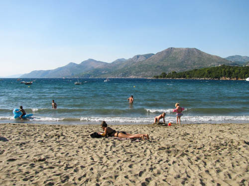 Песчаный пляж на острове Колочеп, который находится в составе Элафитских островов в Хорватии. Фото: Balkanpro.ru
